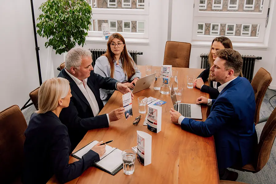 Beratungsgespräch im Institut für beruflichen Erfolg mit mehreren Teilnehmenden
