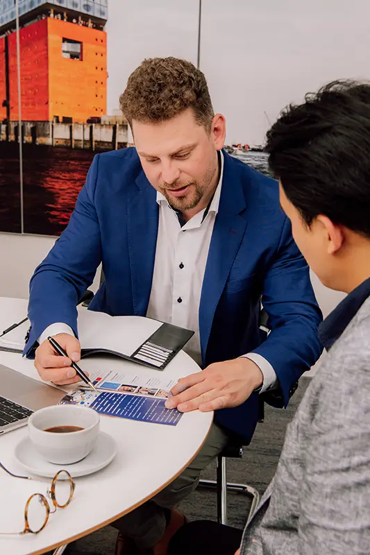 Unternehmensberatung im persönlichen Beratungsgespräch zu Strategie, Management und Weiterentwicklung