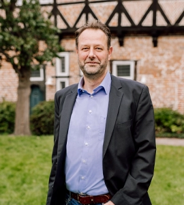 Joerg Kemperdick – Berater im Institut für beruflichen Erfolg, Portrait im Außenbereich