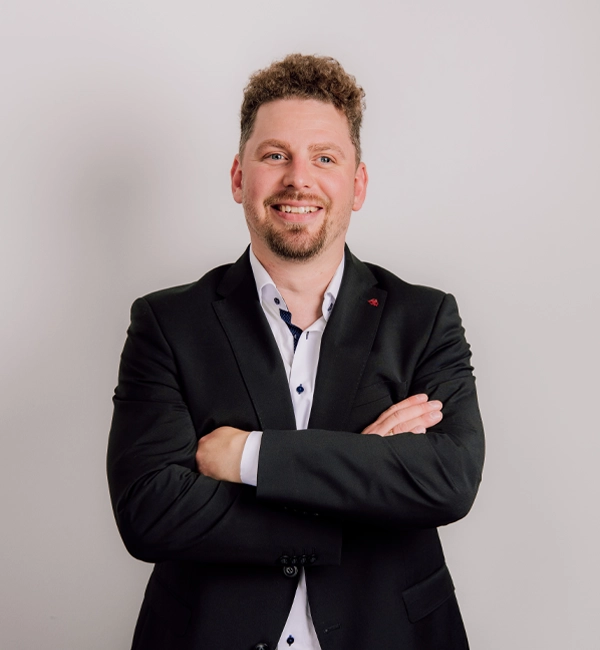 Lars Hartung – Geschäftsführer Institut für beruflichen Erfolg, Portrait mit verschränkten Armen