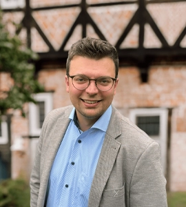 Thorben Hentis – Berater im Institut für beruflichen Erfolg, Portrait im Außenbereich