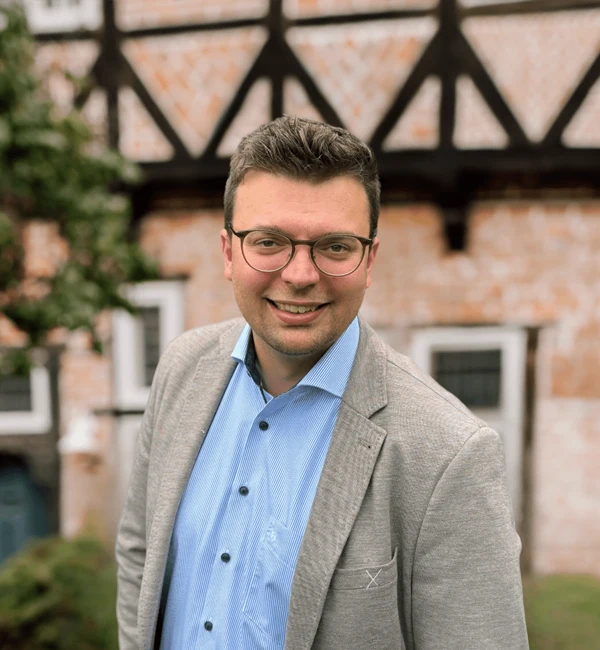 Thorben Hentis – Berater im Institut für beruflichen Erfolg, Portrait im Außenbereich