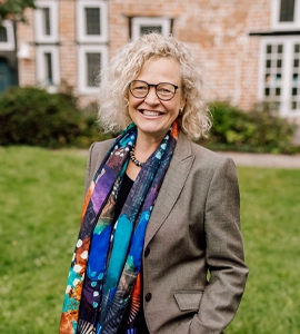 Ulrike Lahrmann – Beraterin im Institut für beruflichen Erfolg, Portrait im Außenbereich